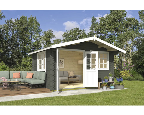 Abri de jardin Outdoor Life Norderney 2 avec plancher 444,6 x 390 cm vert gris Abri de jardin avec portes ouvertes, terrasse et mobilier de jardin dans un environnement de jardin.