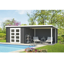 Scène de jardin avec une maison de jardin moderne en bois, terrasse avec chaises longues et piscine dans le jardin