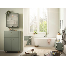 Salle de bain lumineuse avec baignoire, meuble-lavabo, armoire de toilette et tapis rond