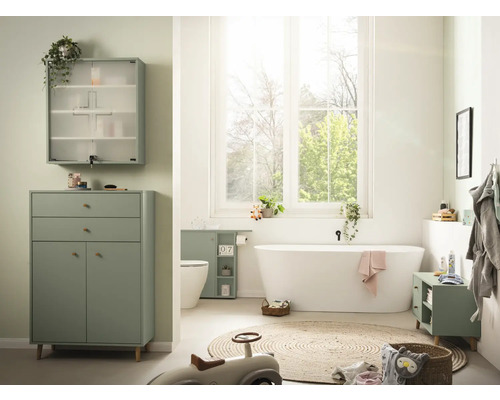 Salle de bain lumineuse avec baignoire, meuble-lavabo, armoire de toilette et tapis rond