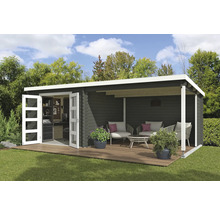 Abri de jardin avec terrasse et portes ouvertes sur une pelouse.