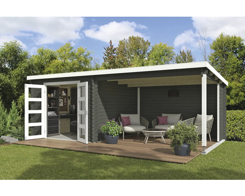 Abri de jardin Outdoor Life Novia Plus avec avancée de toit avec paroi arrière 620 x 308,9 cm vert gris Abri de jardin avec terrasse et portes ouvertes sur une pelouse.
