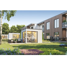 Aménagement paysager avec abris de jardin, pelouse et mobilier de jardin