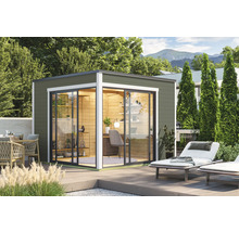 Abri de jardin moderne avec portes coulissantes et mobilier de bureau sur une terrasse en bois