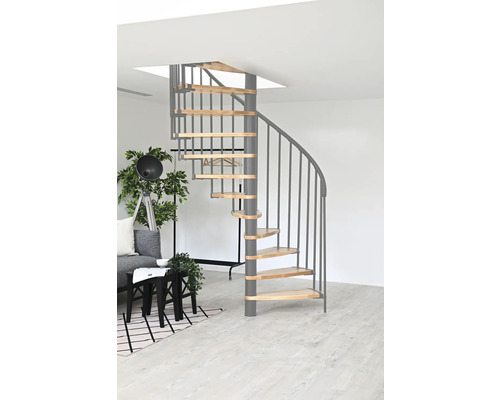 Wendeltreppe mit Holzstufen in modernem Wohnraum