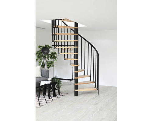 Wendeltreppe aus Metall und Holz im Wohnraum