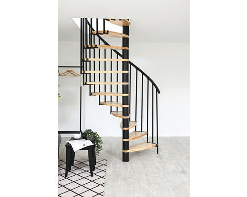 Wendeltreppe aus Metall und Holz im Innenraum