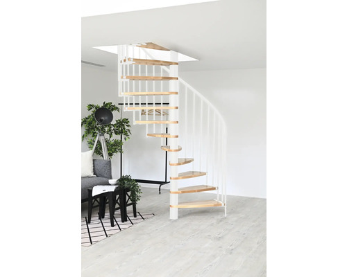 Szene mit einer Wendeltreppe mit Holzstufen und weißem Geländer in einem hellen Raum.