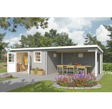 Abri de jardin avec terrasse couverte, table et chaises ainsi que des portes ouvertes sur un intérieur avec chevalet