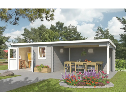 Abri de jardin Outdoor Life Reno avec avancée de toit avec paroi arrière 780 x 313,9 cm gris clair Abri de jardin avec terrasse couverte, table et chaises ainsi que des portes ouvertes sur un intérieur avec chevalet