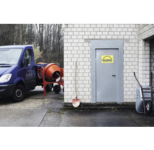 Szene mit Betonmischer, Bauwagen, Schubkarre und Schaufel vor einem Gebäude