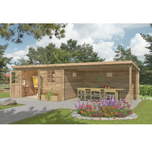 Maison de jardin en bois avec terrasse, table et chaises entourée de verdure.