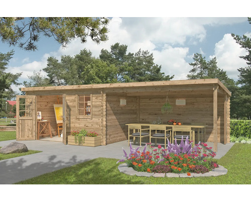 Abri de jardin Outdoor Life Reno avec avancée de toit avec paroi arrière 780 x 313,9 cm brun imprégné Maison de jardin en bois avec terrasse, table et chaises entourée de verdure.