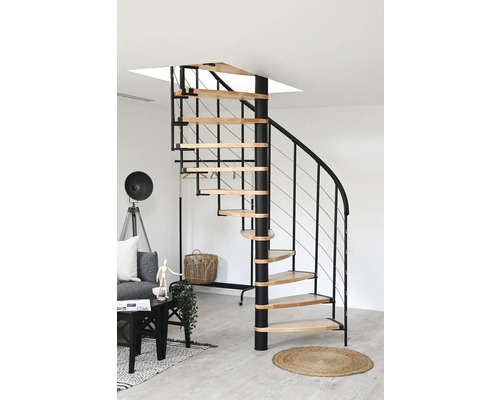 Spindeltreppe aus Holz und Stahl in einem Wohnraum.