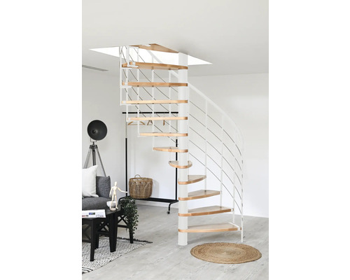 Wendeltreppe aus Holz und Metall in einem hellen Wohnraum.