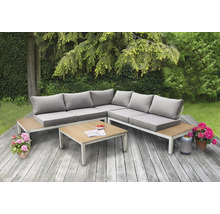 Gartenszene mit Ecksofa, Tisch und Pflanzgefäßen auf einer Holzterrasse