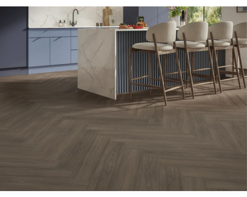 Küchenszene mit Fischgrät-Designboden und Barhockern