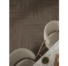 Ansicht von oben auf einen Boden mit Fischgrätmuster, Stühle und einen Tisch