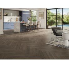 Helle Küche mit Boden in Fischgrätmuster, Kücheninsel und Stühlen