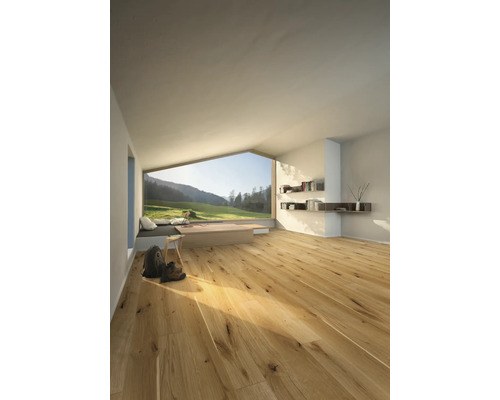 Heller Raum mit Holzfußboden, großem Fenster und Blick in die Natur