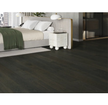 Schlafzimmer mit dunklem Holzboden.