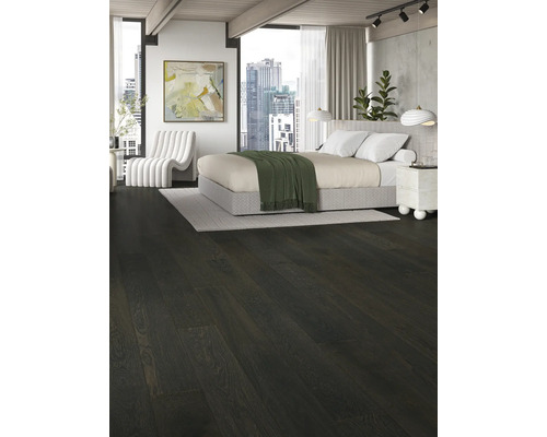 Schlafzimmer mit dunklem Holzboden, Bett und Blick auf die Stadt