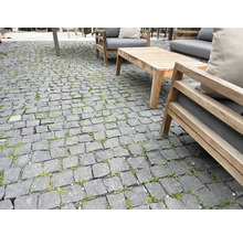 Aussenbereich mit Pflastersteinen und Gartenmöbeln aus Holz