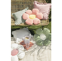 Ambiance de jardin avec banc, coussins et décoration