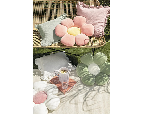 Ambiance de jardin avec banc, coussins et décoration