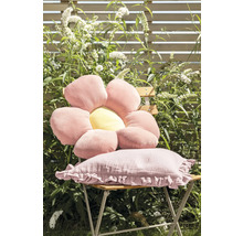 Coussins décoratifs sur une chaise dans le jardin.