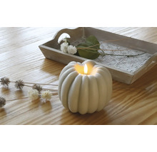 Décoration avec bougie citrouille LED et plateau en bois