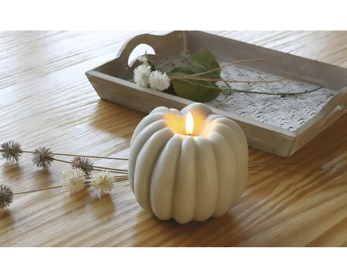 Décoration avec bougie citrouille LED et plateau en bois