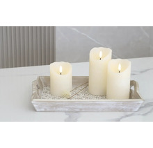 Bougies LED décoratives sur un plateau en bois
