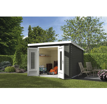 Abri de jardin avec portes doubles ouvertes, tondeuse à gazon et outils de jardin à l''intérieur