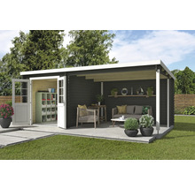 Abri de jardin avec portes doubles ouvertes, étagères de rangement et terrasse couverte avec mobilier de jardin