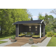 Überdachte Gartensitzgruppe mit Lounge-Möbeln auf einer Holzterrasse