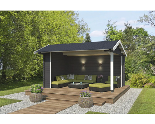 Überdachte Gartensitzgruppe mit Lounge-Möbeln auf einer Holzterrasse