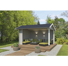 Überdachte Terrasse mit Gartenmöbeln und dekorativen Blumenkübeln