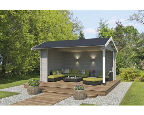 Überdachte Terrasse mit Gartenmöbeln und dekorativen Blumenkübeln