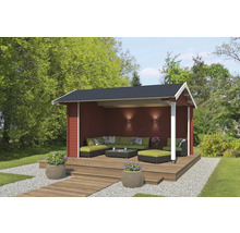 Holzgartenhaus mit überdachter Terrasse und Gartenmöbeln auf einer Holzterrasse.