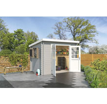 Abri de jardin en bois avec portes ouvertes, cible de fléchettes et divers objets dans le jardin