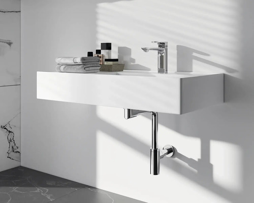 Salle de bain moderne avec lavabo blanc, robinet et serviettes