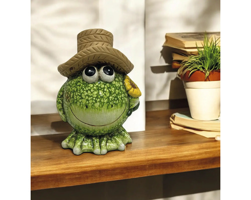 Dekorativer Frosch mit Hut und Sonnenblume als Gartendekoration