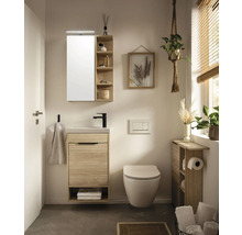 Salle de bains lumineuse avec meuble-lavabo, armoire de toilette, toilettes et étagères au design naturel
