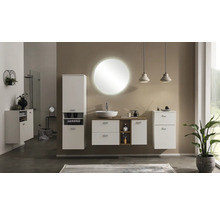 Salle de bains moderne avec lavabo, armoire de toilette, meuble suspendu et éclairage pour une ambiance claire et conviviale.