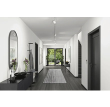 Flur mit Kommode, Spiegel, Garderobe und Teppich