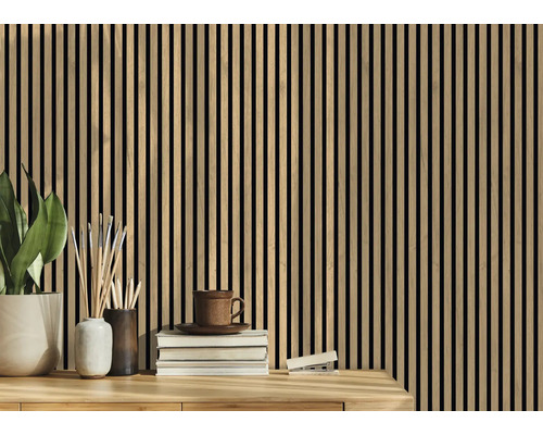 Scène avec panneaux en bois, table, plante, stylos, tasse et livres