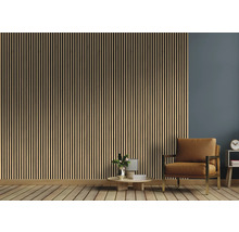 Espace de vie avec panneaux acoustiques au mur, fauteuil et table d''appoint