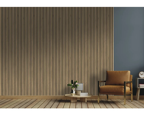 Espace de vie avec panneaux acoustiques au mur, fauteuil et table d''appoint