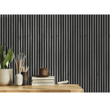 Panneaux de bois au mur avec des objets de décoration sur la table